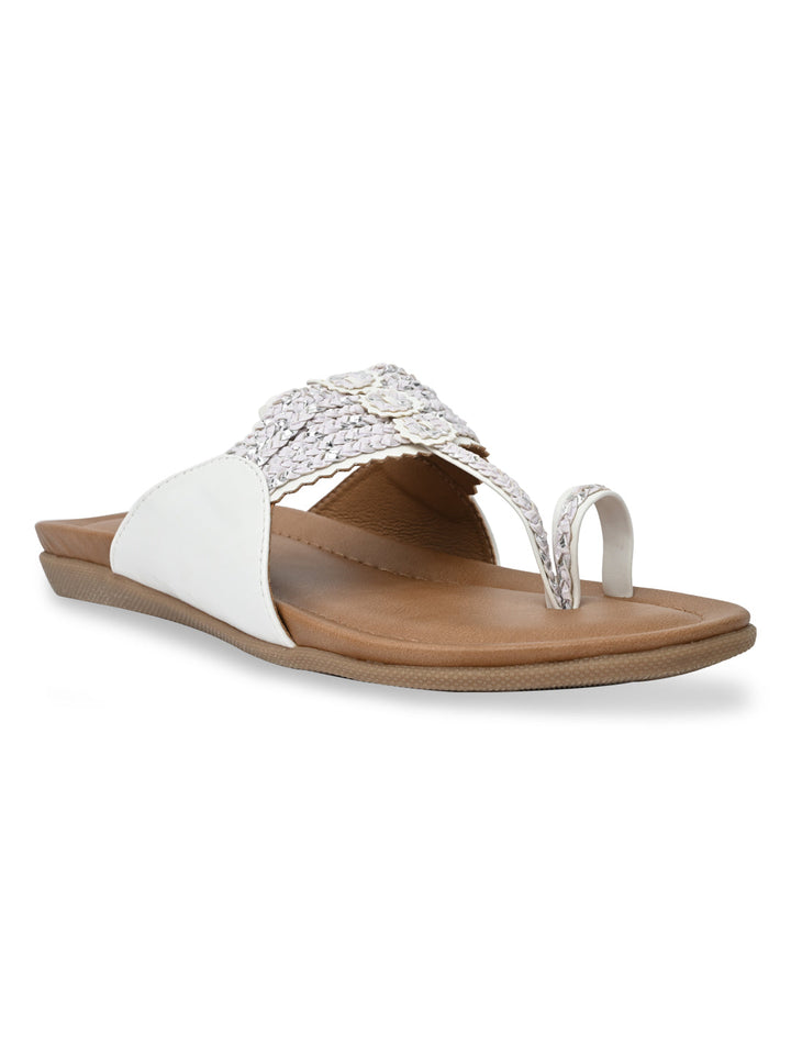 Rocia By Regal White Women Kolhapuri Flats
