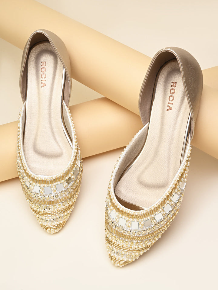 Rocia By Regal Gold Women Embroidered Mojaris